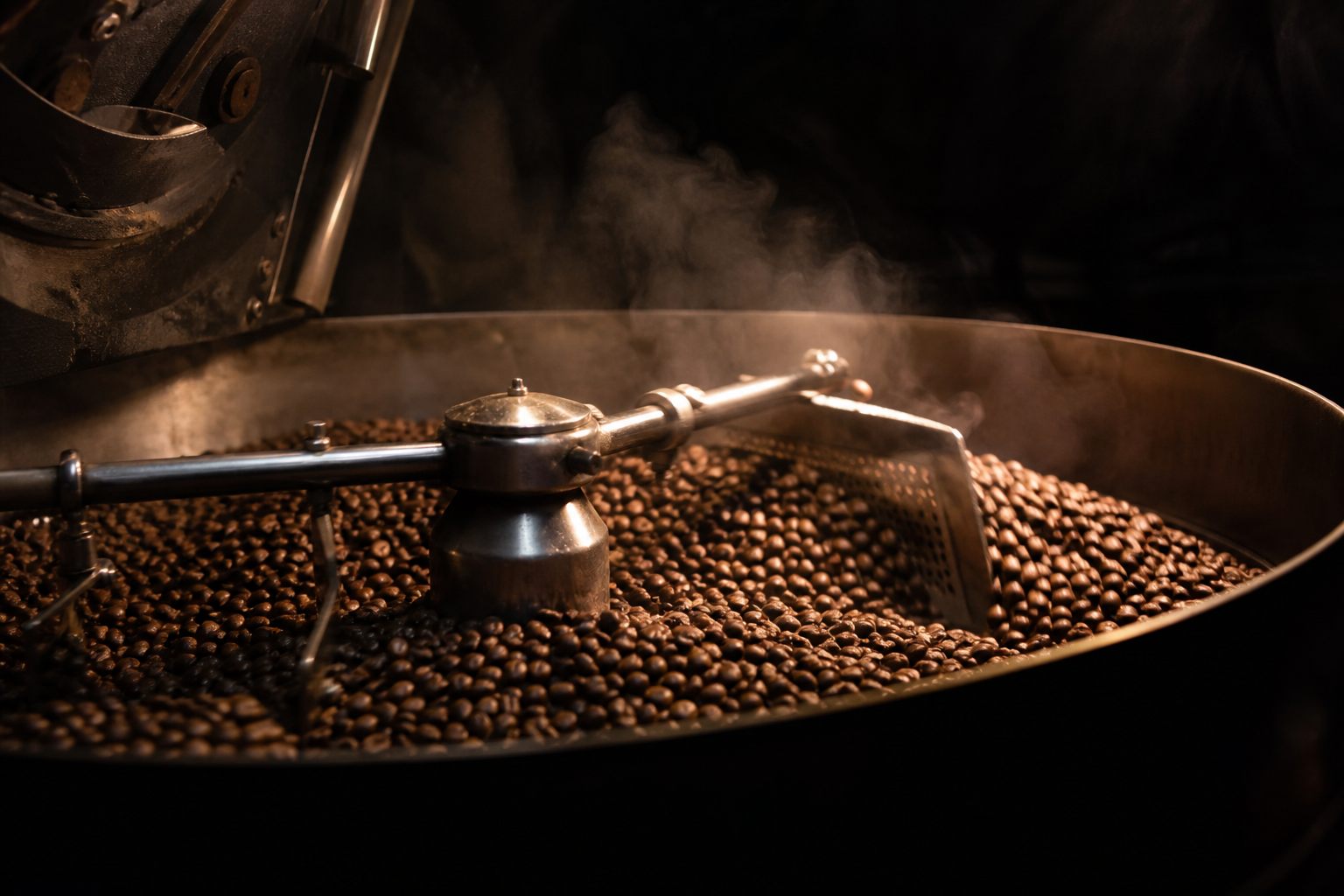 薄明かりの中で稼働するKANOE ROASTERYの焙煎機