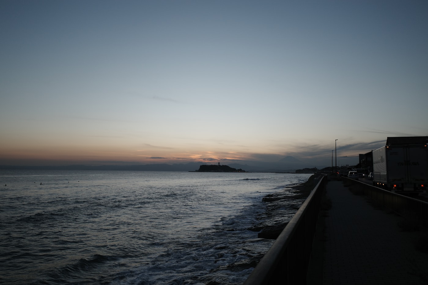 夕暮れの敦賀湾。群青の空と、寄せる波